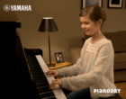 Kind spielt Klavier auf Yamaha b1 PE