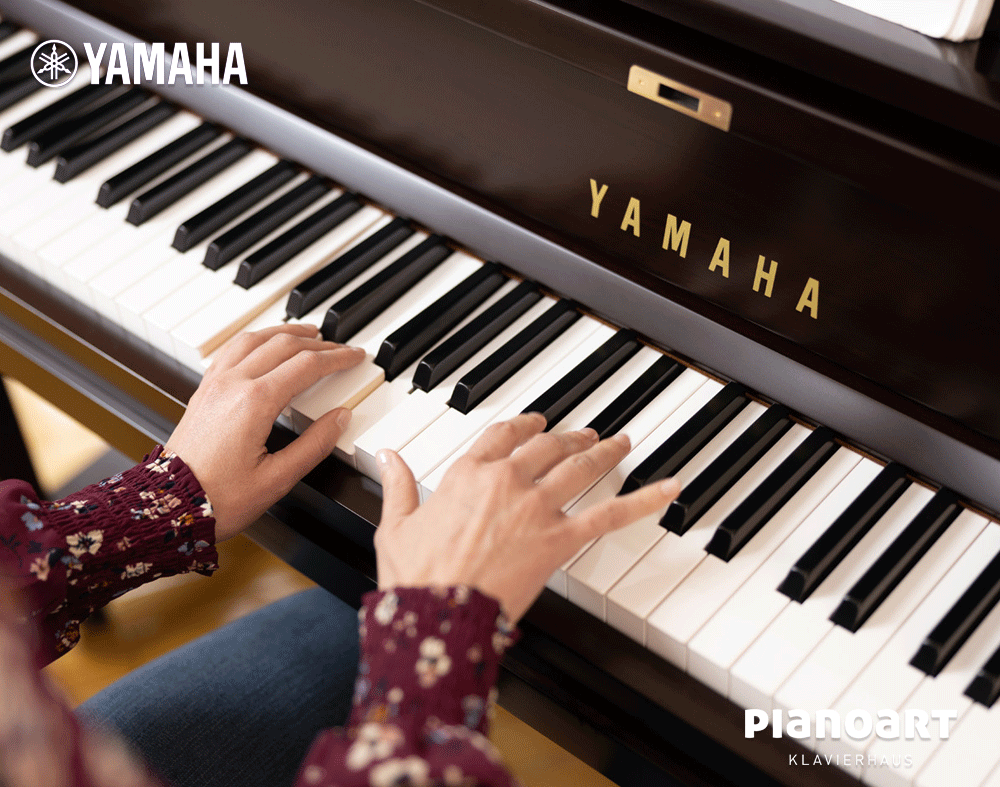 Kind spielt auf einem Yamaha Klavier im Klavierhaus Innsbruck