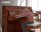 Yamaha Einsteiger Klavier mit spielenden Jungen