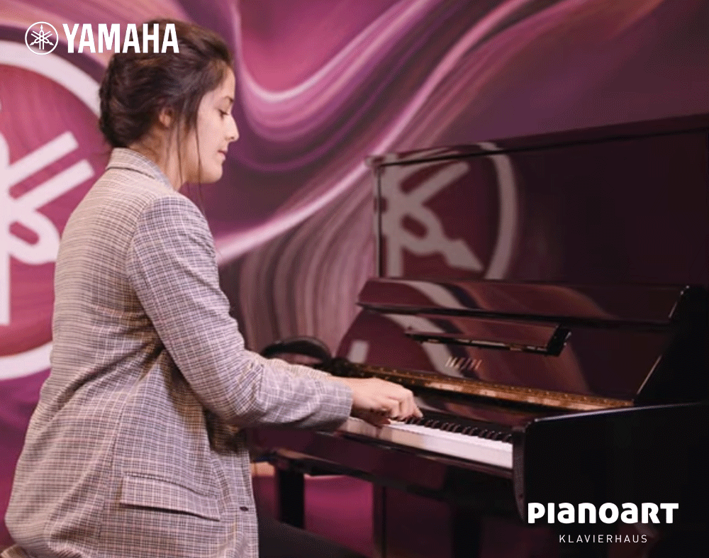 Yamaha_Klaviere_Erwachsene_Frau_spielt