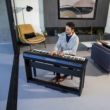 Roland-FP-90X-BK-Digital-Piano-Mann-spielt-04