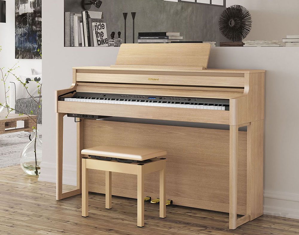 Roland HP-702 Eiche hell Digital Piano im Wohnzimmer