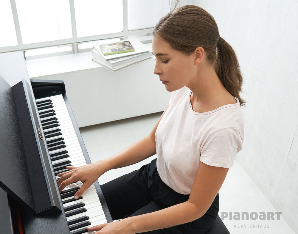 Casio Digital Grand Hybrid GP-310 BK E-Piano Frau spielt