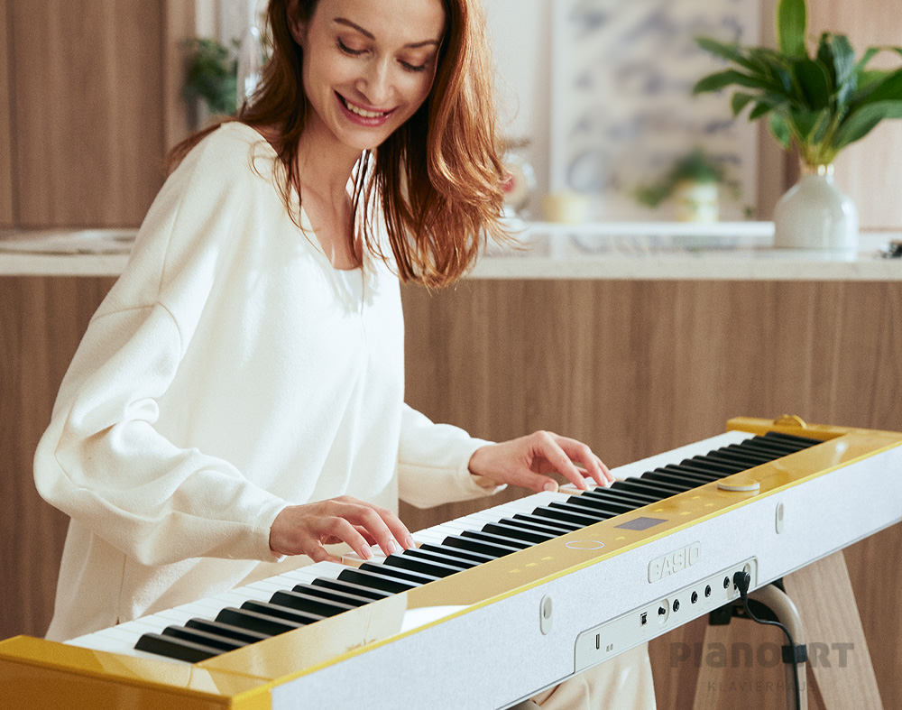 Casio Privia PX-S7000 spielt moderne Frau auf E-Piano