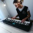 Keyboard Casiotone CT-S400 Frau spielt