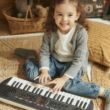 Kind spielt Mini Keyboard Casio Casiotone SA81