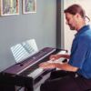 Mann spielt auf einem Yamaha P-525 Digitalpiano