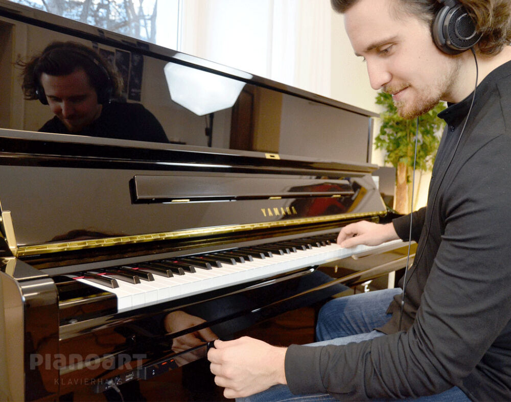 Mann stellt Yamaha U1 TA3 TransAcoustic Piano ein