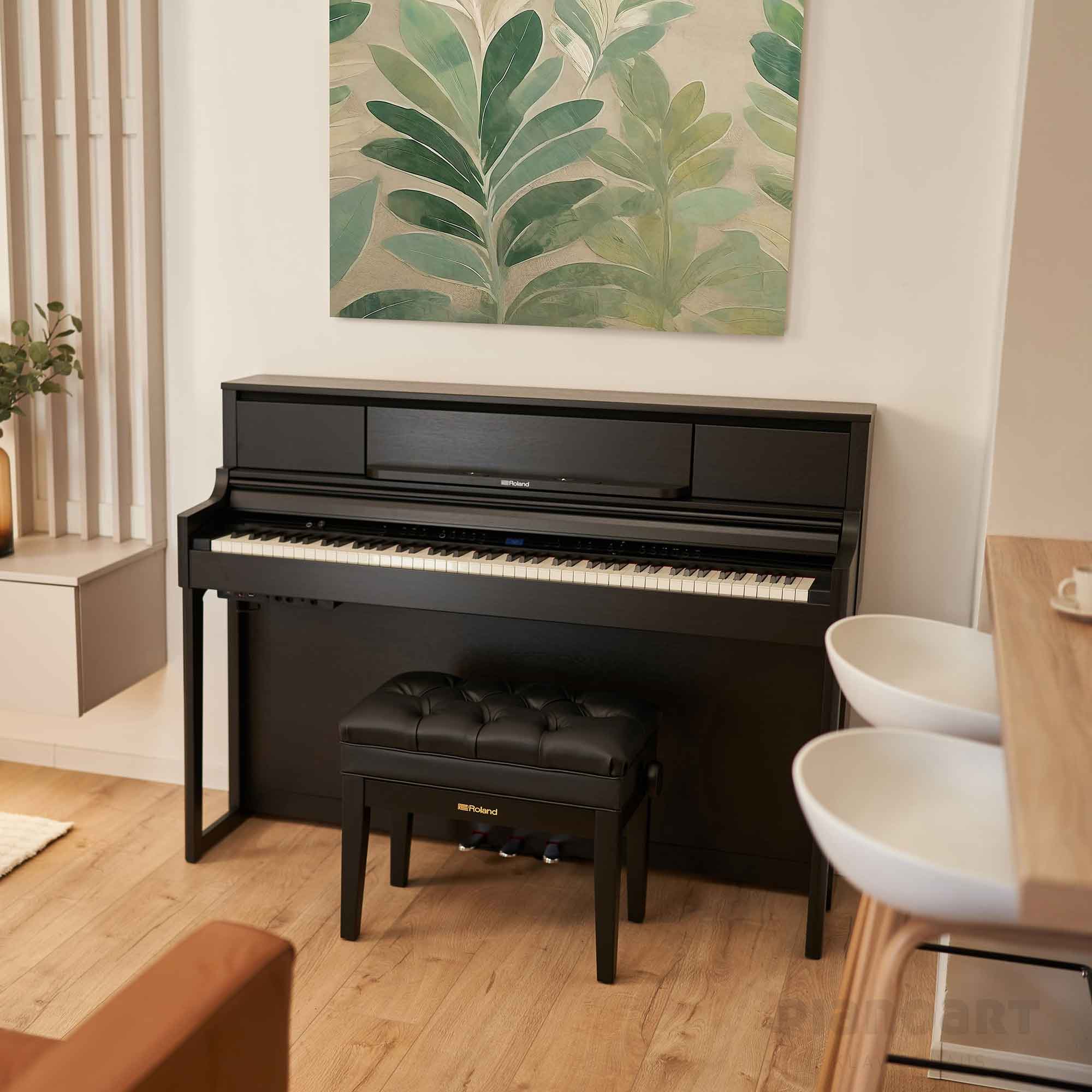 Roland LX-5 Digital Piano im Wohnzimmer mit Blätter-Tapete im Hintergrund