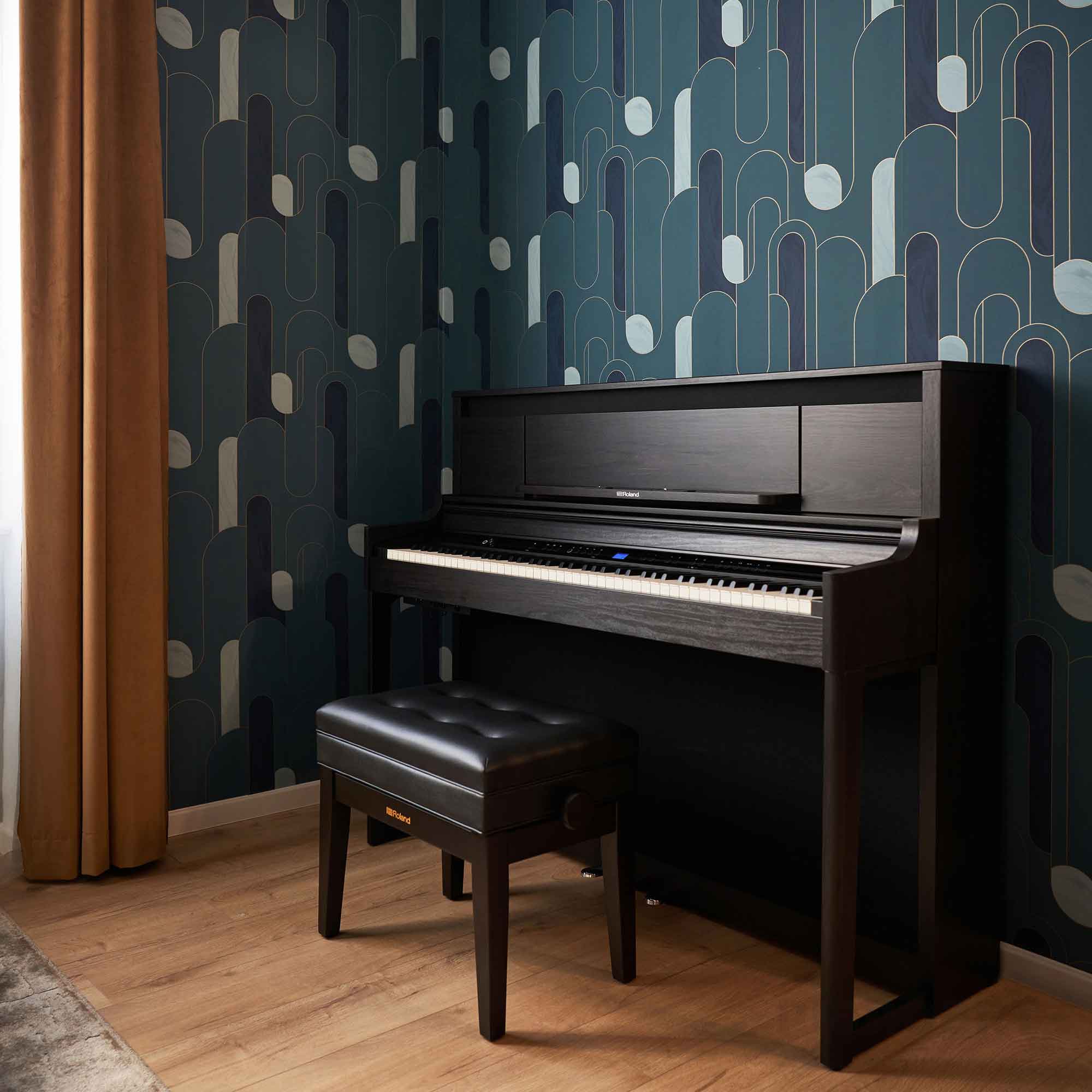 Roland LX-6 im Wohnzimmer mit Holzboden und blauer Tapete im Hintergrund