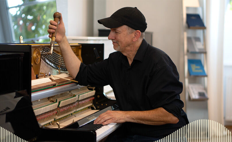 Alexander von Pianoart beim Klavierstimmen