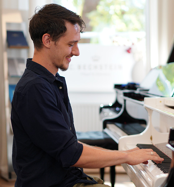 Marcel von Pianoart beim Klavierspielen