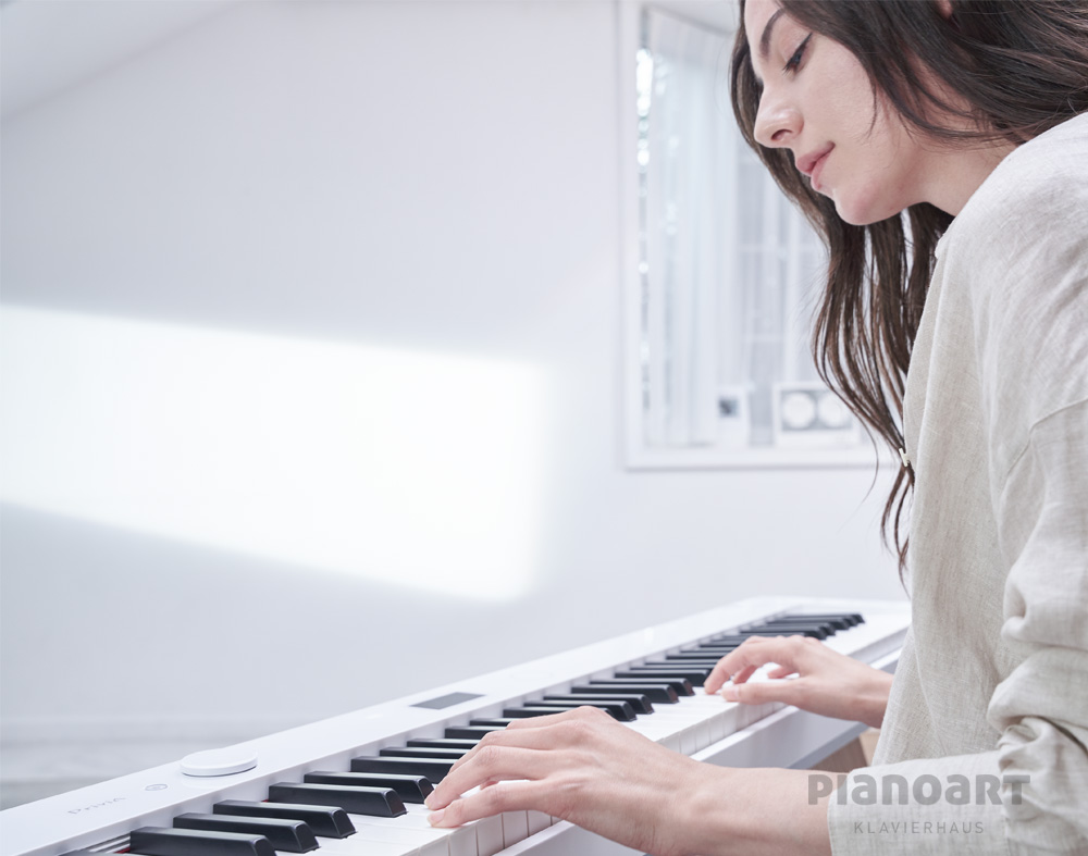 Casio Privia PX-S5000 Frau spielt E-Piano